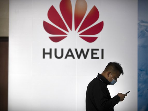 Huawei a vendu ses téléphones Honor à un consortium de 40 entreprises chinoises comprenant des distributeurs, des agents et d'autres sociétés (archives). © KEYSTONE/AP/MARK SCHIEFELBEIN