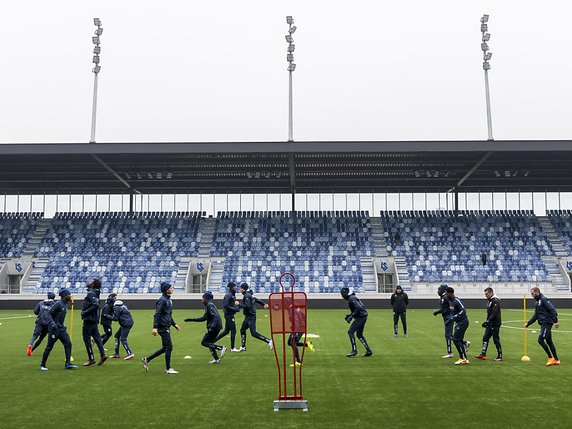 Les joueurs du Lausanne-Sport à l'entraînement dans leur nouveau stade © KEYSTONE/JEAN-CHRISTOPHE BOTT