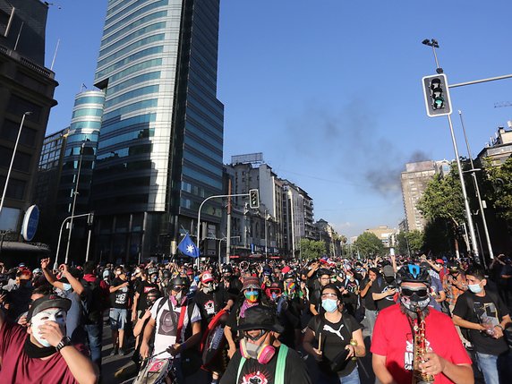 Des milliers de personnes sont descendues vendredi dans les rues de la capitale chilienne pour demander la démission du président Sebastian Piñera. © KEYSTONE/EPA/Elvis Gonzalez