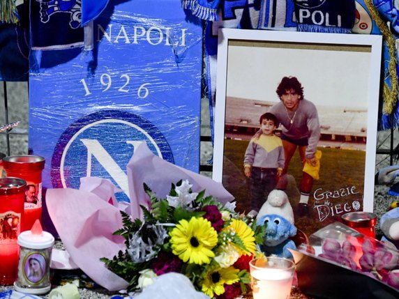 Alors que les dernières heures de Maradona interrogent, les hommages se multiplient comme ici à Naples. © KEYSTONE/EPA/CIRO FUSCO