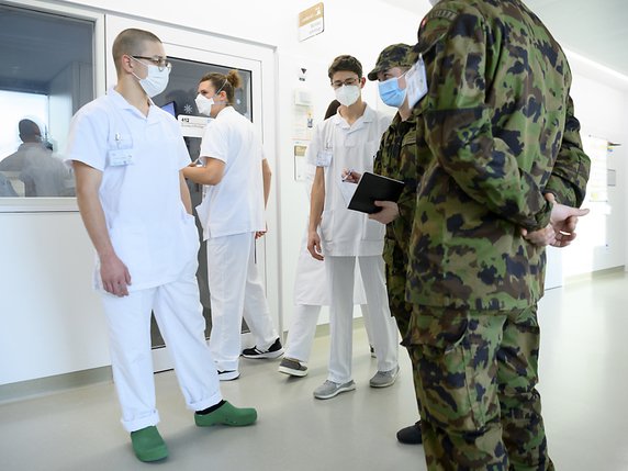 Plusieurs cantons, notamment en Suisse romande, ont fait appel à l'armée ces dernières semaines pour appuyer leurs hôpitaux (image d'illustration). © KEYSTONE/LAURENT GILLIERON