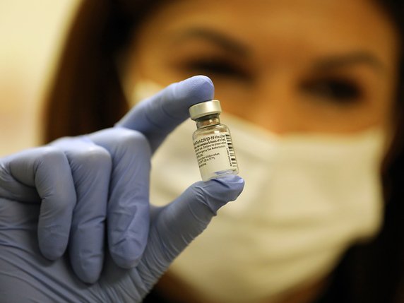 La Suisse commence à vacciner contre le coronavirus dès la semaine prochaine dans les premiers cantons. © KEYSTONE/EPA/ABIR SULTAN