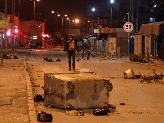 Ces derniers jours, des heurts et actes de vandalisme se sont produits dans plusieurs quartiers populaires en Tunisie, comme ici à Ettadhamen à Tunis, ou dans d'autres villes du pays. © KEYSTONE/EPA/STR