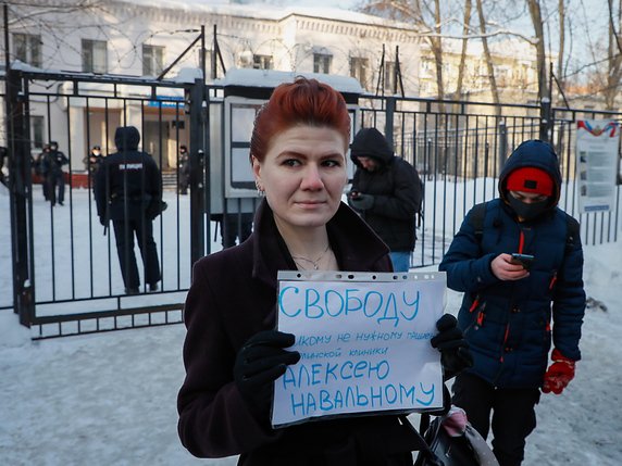 Femme tenant une pancarte demandant la "Liberté pour Alexeï Navalny devant le commissariat où l'opposant est retenu, près de Moscou. © KEYSTONE/EPA/SERGEI ILNITSKY