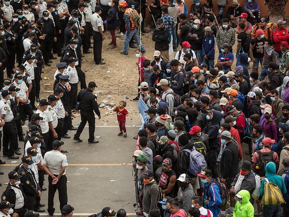 Les 4000 migrants qui étaient restés stationnés sur l'axe routier frontalier entre le Guatemala et le Honduras, bloquant depuis samedi le transit de marchandises, ont été dispersés lundi par la police guatémaltèque à l'aide de nouveaux tirs de gaz lacrymogène. © KEYSTONE/EPA/Esteban Biba