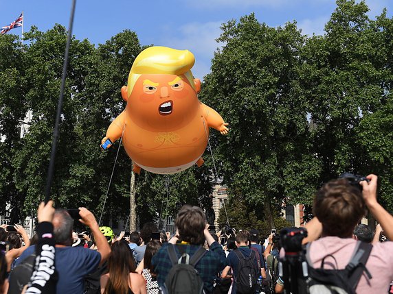 Ce ballon de 6 mètres de haut avait été exhibé une première fois en 2018, pour protester contre les honneurs prévus pour le milliardaire américain (archives). © KEYSTONE/EPA/ANDY RAIN