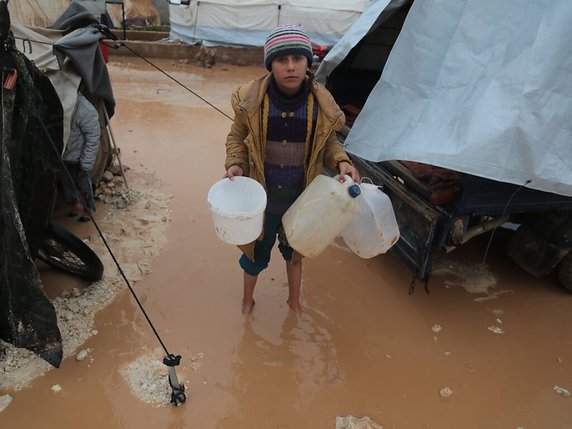 L'eau s'infiltre "partout" dans les camps. © Compte Twitter de Save the children