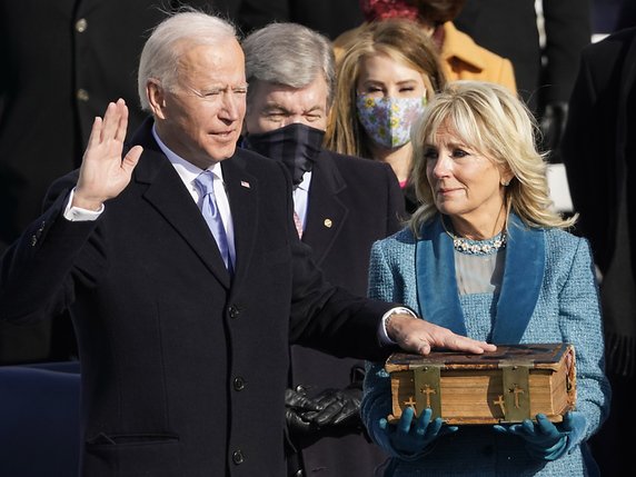 Joe Biden a posé la main sur sa bible familiale du XIXe siècle. © KEYSTONE/EPA/ANDREW HARNIK / POOL