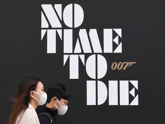 Les spectateurs devront encore faire preuve de patience pour voir le prochain James Bond. La sortie de "No Time To Die" ("Mourir peut attendre") a une nouvelle fois été repoussée (archives). © KEYSTONE/EPA/NEIL HALL
