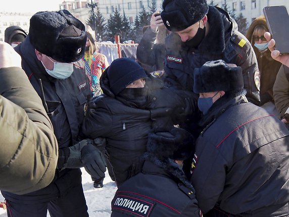 Une cinquantaine de manifestants pro-Navalny ont été arrêtés dans l'extrême-orient russe. © KEYSTONE/AP/Igor Volkov