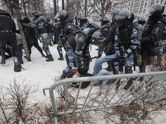 A Moscou, les forces antiémeutes ont arrêté au moins 937 personnes, selon l'ONG spécialisée OVD Info. © KEYSTONE/EPA/MAXIM SHIPENKOV