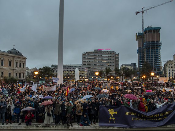 Des milliers de personnes sont descendues dans les rues de Madrid samedi pour dénoncer les restrictions mises en place par le gouvernement pour lutter contre le Covid-19. © KEYSTONE/AP/Manu Fernandez