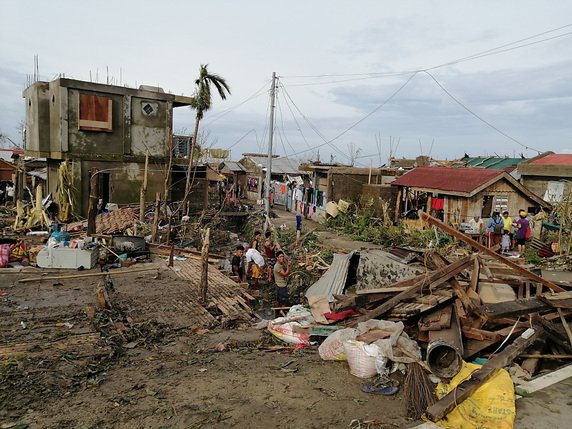 Les Philippines, ici après le passage du typhon Goni en novembre 2020, sont l'un des pays qui sont frappés si souvent par des catastrophes climatiques qu'ils n'ont pas le temps de s'en remettre totalement avant la suivante (archives). © KEYSTONE/AP PHILIPPINE RED CROSS