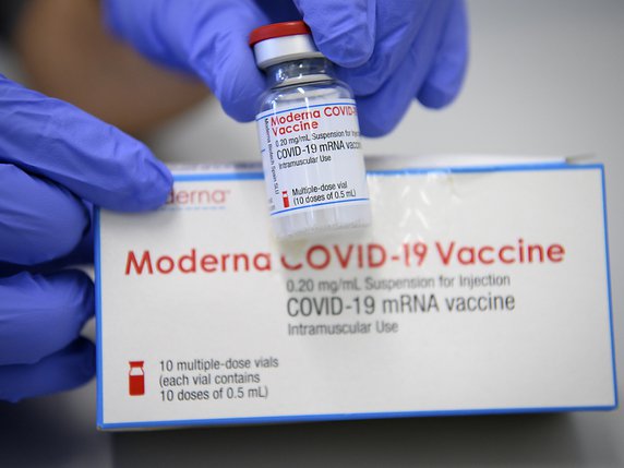 La société de biotechnologie américaine Moderna s'est voulue rassurante, assurant que son vaccin restait efficace contre les variants britannique et sud-africain. © KEYSTONE/LAURENT GILLIERON