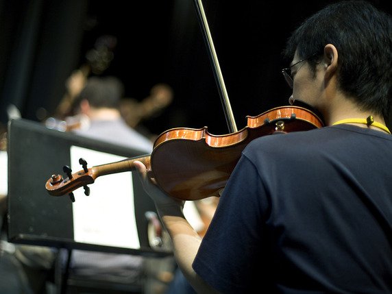 Jouer de la musique favorise les connexions cérébrales, et plus on commence tôt, mieux c'est, selon cette étude (archives). © KEYSTONE/GAETAN BALLY
