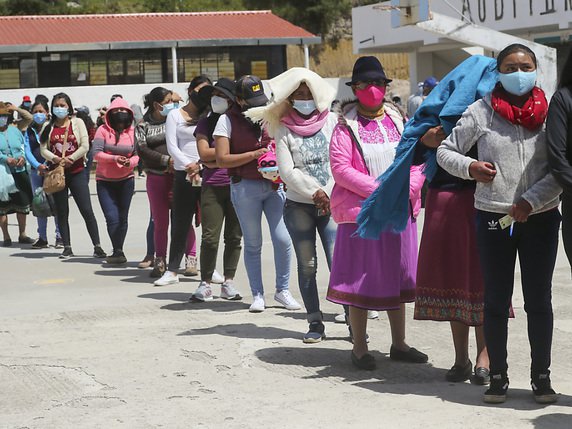 Protégés de masques et formant de longues files, les Equatoriens votaient dimanche aux élections présidentielle et législatives. Le scrutin devrait se jouer aux pôles gauche et droite. © KEYSTONE/AP/Dolores Ochoa