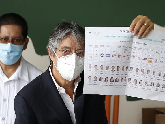 Le conservateur Guillermo Lasso (ci-dessus) devrait affronter le second tour le socialiste Andrés Arauz. © KEYSTONE/AP/Angel Dejesus