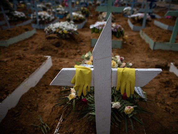 La tombe d'une personne décédée du Covid-19 à Manaus. Le Brésil fait face à une importante seconde vague de l'épidémie (archives). © KEYSTONE/EPA EFE/RAPHAEL ALVES