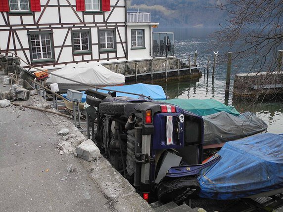 Le véhicule s'est immobilisé contre des bateaux après être sorti de la route à Gersau (SZ). © Police cantonale SZ