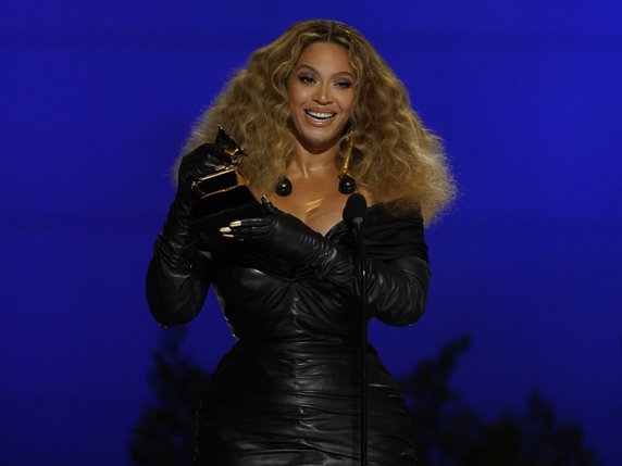 Ordinairement toute en maîtrise, Beyoncé s'est montrée visiblement émue au moment d'accepter le prix qui la portait en tête des artistes féminines. © KEYSTONE/AP/Chris Pizzello