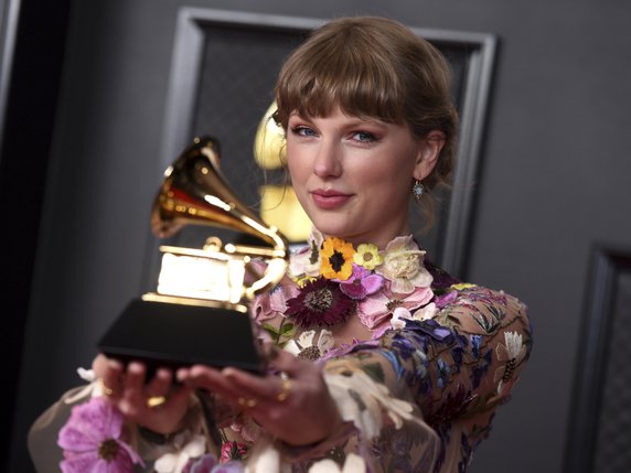 Taylor Swift est la première artiste féminine à décrocher le Grammy du meilleur album de l'année à trois reprises. © KEYSTONE/AP/Jordan Strauss