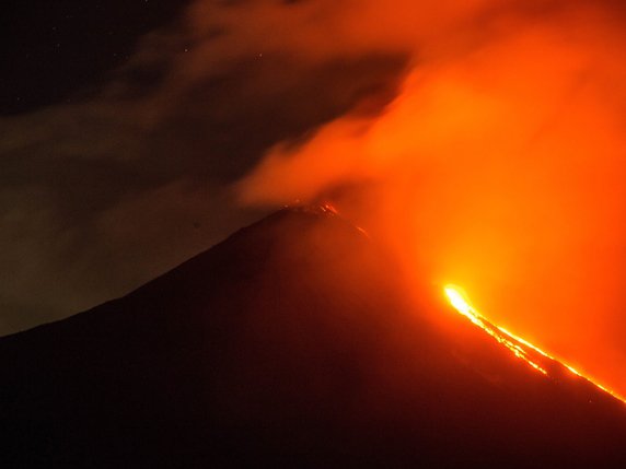 Le volcan Pacaya expulse des cendres à plus de 500 mètres au-dessus du cratère et alimente des coulées de lave sur son flanc ouest, longues de plus de deux kilomètres (archives). © KEYSTONE/EPA/Esteban Biba