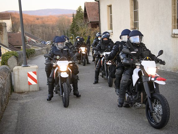 La police a débarqué mardi matin à l'aube pour déloger les militants qui occupent  la ZAD du Mormont (VD). © KEYSTONE/JEAN-CHRISTOPHE BOTT