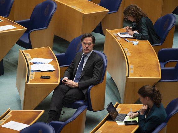 "Je reste Premier ministre. Je travaillerai dur pour regagner la confiance", a déclaré aux médias le Premier ministre néerlandais Mark Rutte après avoir surmonté une motion de défiance. © KEYSTONE/AP/Peter Dejong