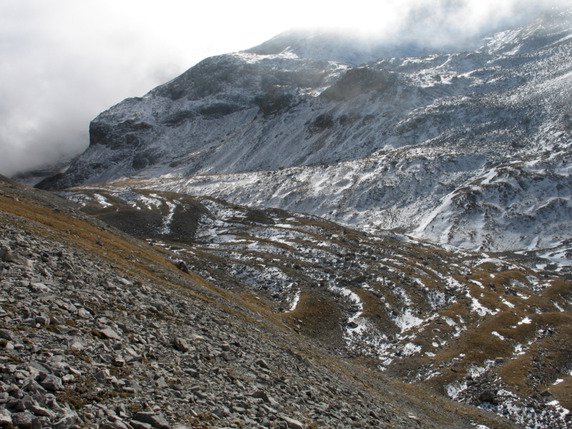 Les mouvements des glaciers rocheux, comme ici au-dessus de Sufers (GR), augmentent avec la hausse des températures du pergélisol (archives). © KEYSTONE/ARNO BALZARINI