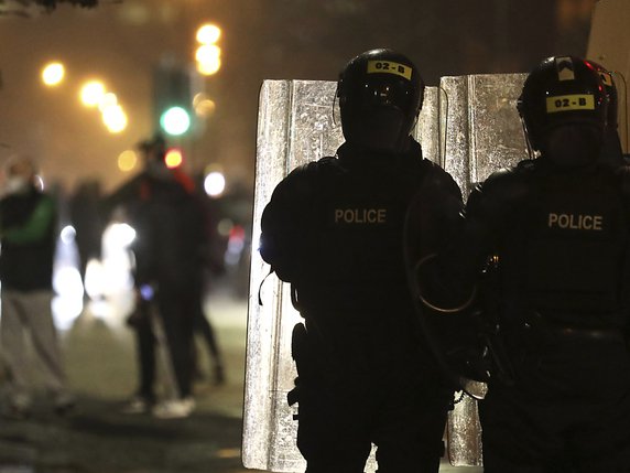 La police s'est interposée à plusieurs reprises au cours des heurts entre les deux camps de militants mercredi soir. © KEYSTONE/AP/Peter Morrison