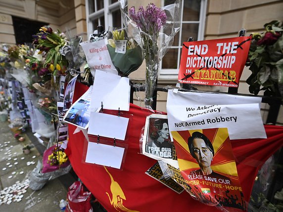 Fleurs et affiches déposées devant l'ambassade birmane à Londres © KEYSTONE/EPA/ANDY RAIN