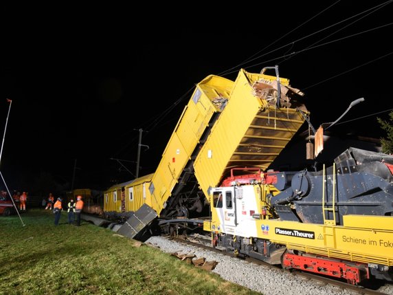 Le train de chantier en marche a percuté celui qui se trouvait à l'arrêt. Les dégâts se comptent en centaines de milliers de francs. © Police cantonale GR