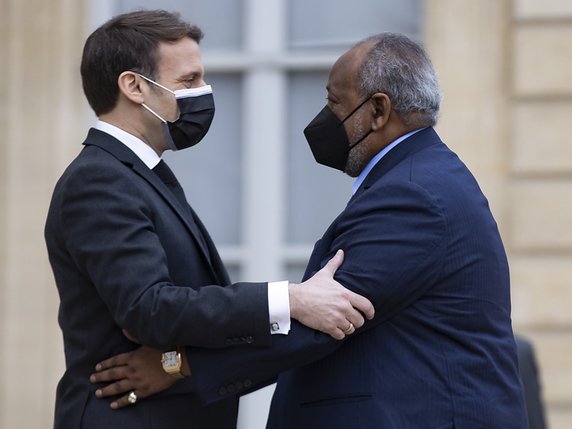 Ismaël Omar Guelleh, 73 ans, ici avec Emmanuel Macron, est au pouvoir depuis 22 ans dans ce petit pays qu'il dirige d'une main de fer et dont il a su exploiter la position stratégique, aux confins de l'Afrique et de l'Arabie. © KEYSTONE/EPA/IAN LANGSDON