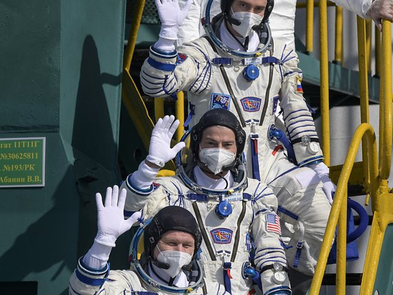 Oleg Novitski et Piotr Doubrov, de l'agence russe Roscosmos, et Mark Vande Hei, de la NASA, partent pour un séjour de six mois sur l'ISS. © KEYSTONE/EPA/Bill Ingalls HANDOUT