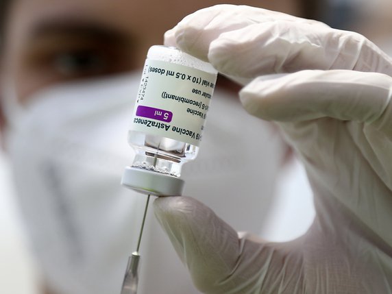 L'Agence européenne des médicaments avait déjà admis cette semaine qu'il existait des effets secondaires rares liés au vaccin AstraZeneca, sous forme de caillots sanguins (archives). © KEYSTONE/AP/Matthias Schrader