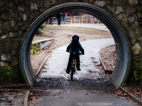 Certains enfants et adolescents n'en peuvent plus d'attendre le bout du tunnel (photo symbolique). © KEYSTONE/DPA/DOROTHÉE BARTH