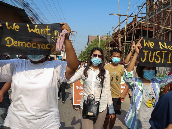 Des manifestants continuent à se réunir à Mandalay et Meiktila (centre), où des étudiants d'université et leurs enseignants ont défilé dans les rues dimanche, selon des médias locaux. © KEYSTONE/EPA/STRINGER