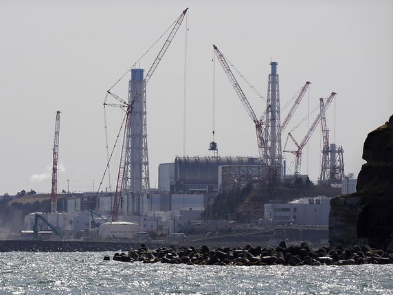 Environ 1,25 million de tonnes d'eau contaminée sont actuellement stockées dans plus d'un millier de citernes à proximité de la centrale nucléaire accidentée de Fukushima (archives). © KEYSTONE/EPA/KIMIMASA MAYAMA