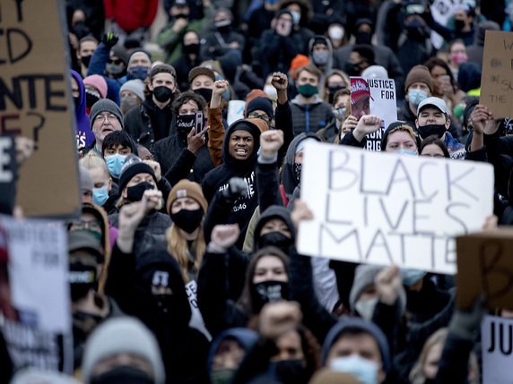 Les manifestants sont à nouveau descendus dans les rues de Minneapolis lundi. © KEYSTONE/AP/Carlos Gonzalez