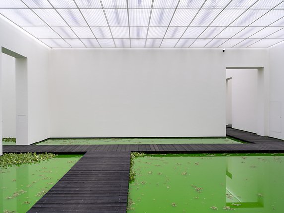 L'oeuvre d'Olafur Eliasson crée un espace surréaliste à l'intérieur même du musée. © KEYSTONE/GEORGIOS KEFALAS