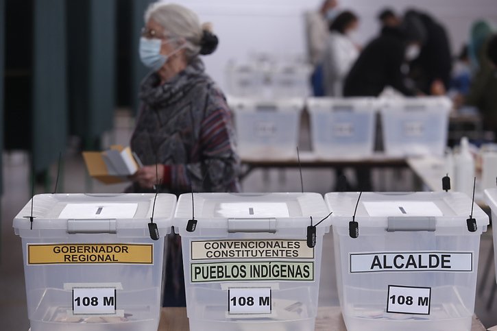 Les Chiliens élisaient leurs représentants à l'assemblée constituante, mais aussi leurs maires, conseillers régionaux et gouverneurs. © KEYSTONE/EPA/Alberto Valdés