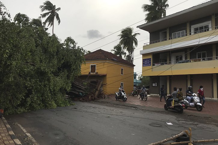 Au moins six personnes sont mortes ce week-end en raison de pluies et de vents torrentiels lorsque Tauktae, la plus grosse tempête à frapper l'Ouest de l'Inde depuis 30 ans selon les médias, a traversé la mer d'Oman avec l'État du Gujarat en ligne de mire. © KEYSTONE/AP/Vineeta Deepak