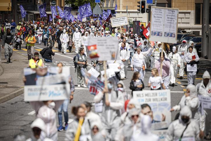 Plusieurs milliers d'opposants aux mesures anti-Covid se sont réunis samedi à Neuchâtel. © Keystone
