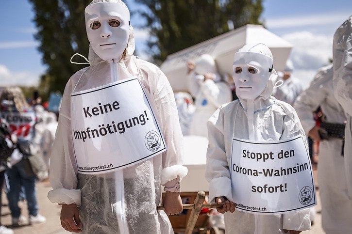 Les hommes et les femmes en blanc du mouvement Stiller Protest ouvraient le cortège dans les rues de Neuchâtel. © KEYSTONE/VALENTIN FLAURAUD