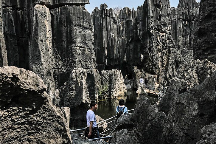 La Forêt de pierre sert souvent de cadre à des films ou à des émissions de télévision en Chine (archives). © KEYSTONE/EPA/ROMAN PILIPEY