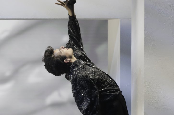 Gjon's Tears a interprété en onzième position de la finale sa chanson "Tout l'univers". © KEYSTONE/AP/Peter Dejong