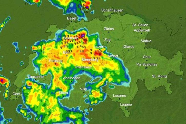 Plusieurs cellules orageuses ont traversé la Suisse vendredi soir. © MeteoNews