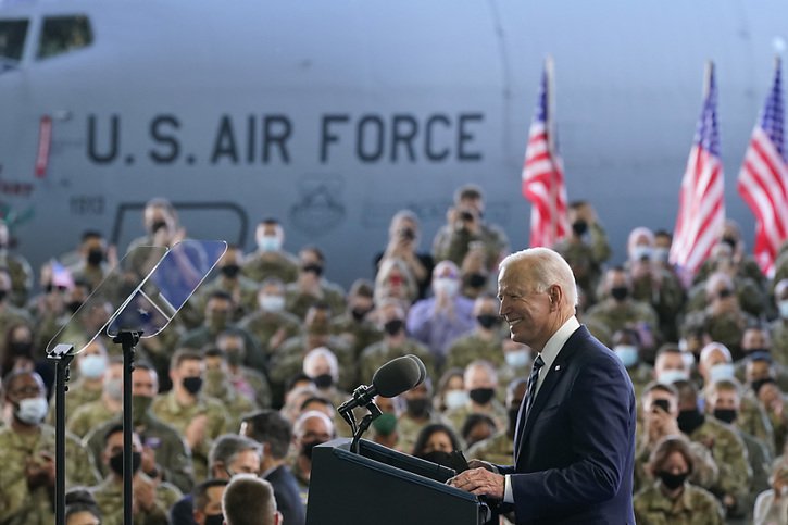 Peu après son arrivée à bord d'Air Force One, le président américain Joe Biden s'est exprimé devant des militaires américains à la base de Mildenhall, dans l'est dans l'Angleterre. © KEYSTONE/AP/Patrick Semansky