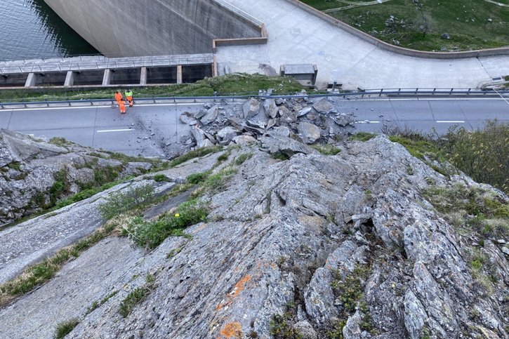 Environ 150 mètres cubes de roche sont tombés sur la route du col du Lukmanier, qui relie les Grisons au Tessin. © Police cantonale GR