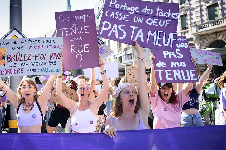 Les militantes se sont réunies à près de 8000 dans les rues de Lausanne pour manifester leur colère envers les autorités. © KEYSTONE/LAURENT GILLIERON